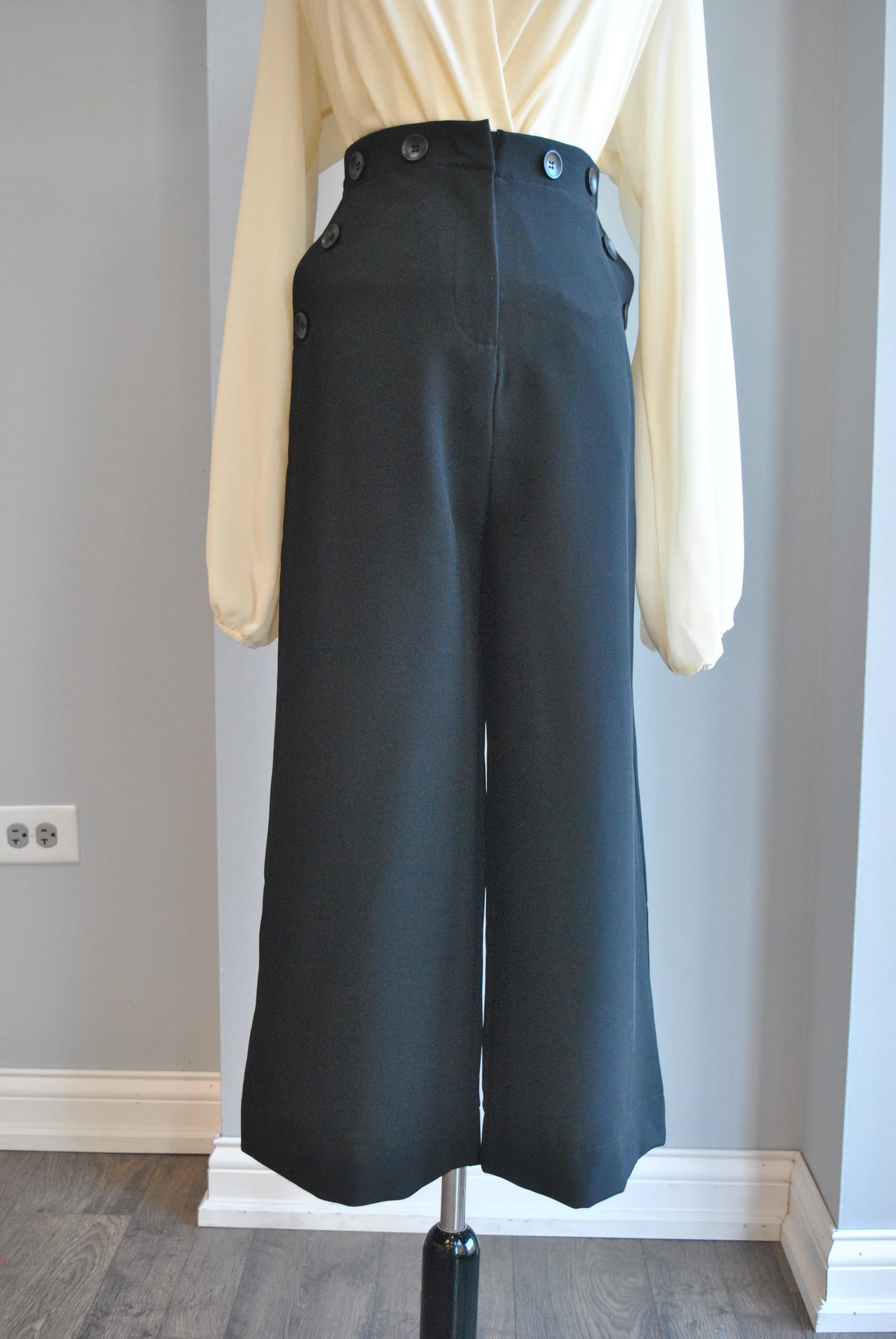 BLACK CROPPED FLAIR PANTS